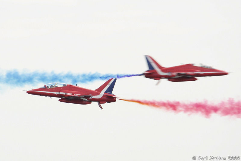  A8V7919 Red Arrows passing close